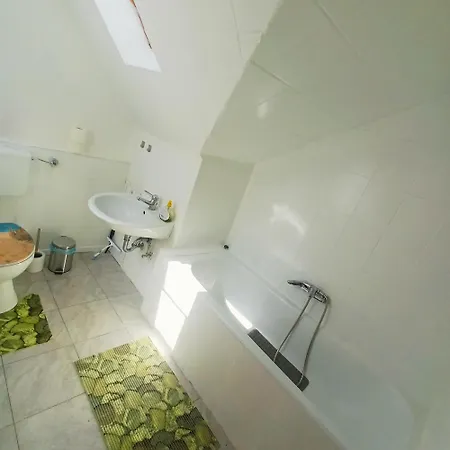 Nest Monteurwohnung Bis 5 Personen דירה האם